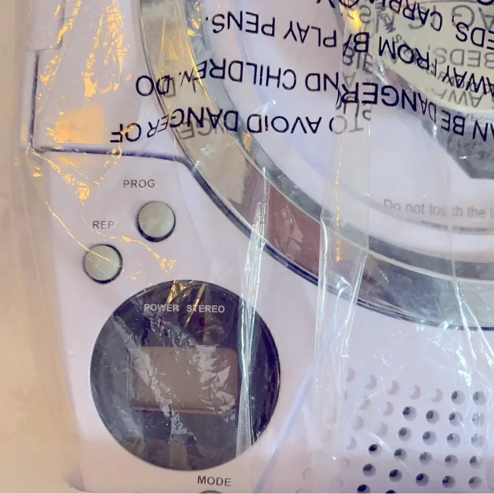 Sylviania CD Player AM FM Radio New in Slightly Damaged Box Excellent